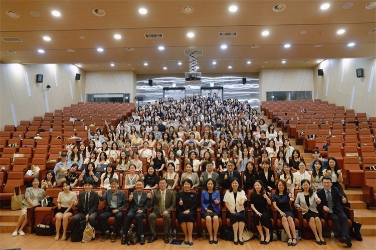 8月5日，第十一屆在韓國際中文教育志愿者崗中培訓舉行開班儀式。圖為活動現場合影。 教育部中外語言交流合作中心供圖