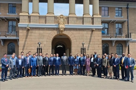 （與會(huì)人員合影留念。駐肯使館供圖）