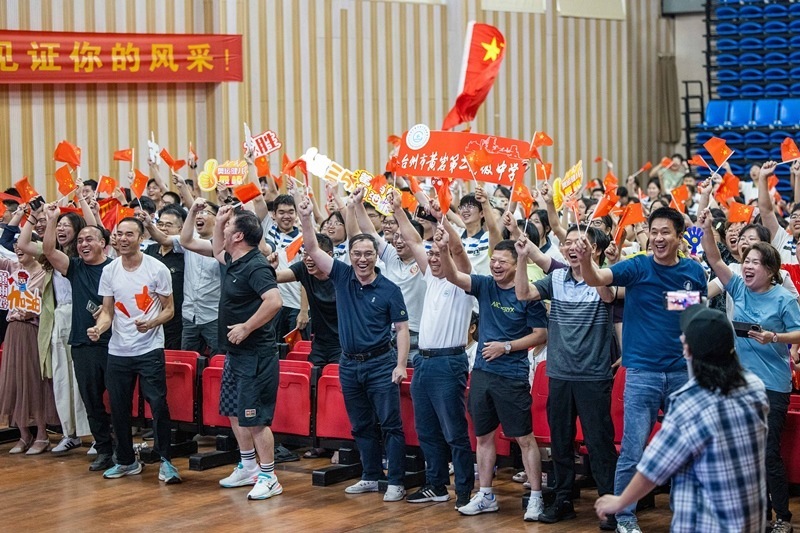 北京時(shí)間7月27日，2024年巴黎奧運(yùn)會(huì)首個(gè)比賽日，在射擊10米氣步槍混合團(tuán)體比賽中，中國(guó)選手黃雨婷/盛李豪獲得金牌。圖為黃雨婷的母校師生們通過收看奧運(yùn)直播的方式為她加油助威。