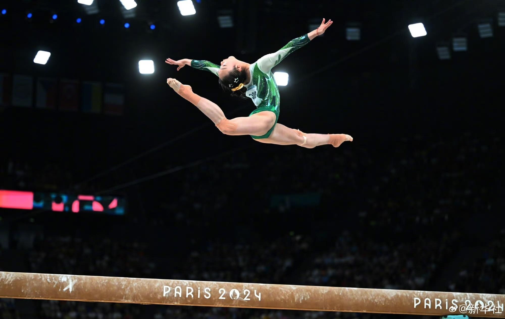 巴黎奧運(yùn)會(huì)體操女子平衡木比賽中，中國(guó)選手周雅琴的靚麗身姿