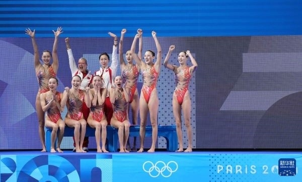 北京時間8月8日凌晨，巴黎奧運會花樣游泳集體項目的最后一項比賽集體技巧自選在巴黎奧林匹克水上運動中心舉行。中國隊奪得花樣游泳集體項目金牌。圖為中國隊在比賽后慶祝奪冠。新華社記者 薛宇舸 攝