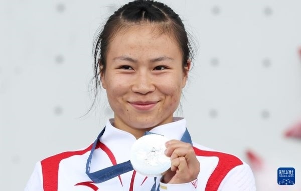 北京時(shí)間8月7日，在巴黎奧運(yùn)會(huì)攀巖女子速度賽比賽中，中國(guó)選手鄧麗娟獲得銀牌。圖為亞軍中國(guó)選手鄧麗娟在頒獎(jiǎng)儀式上。新華社記者 高靜 攝