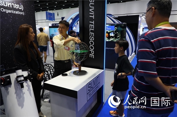 專家向觀眾講述航天知識。人民網(wǎng)記者簡承淵攝。