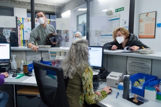 1月15日，人們在西班牙馬德里一家診所內(nèi)就診。新華社發(fā)（古斯塔沃·巴連特?cái)z）