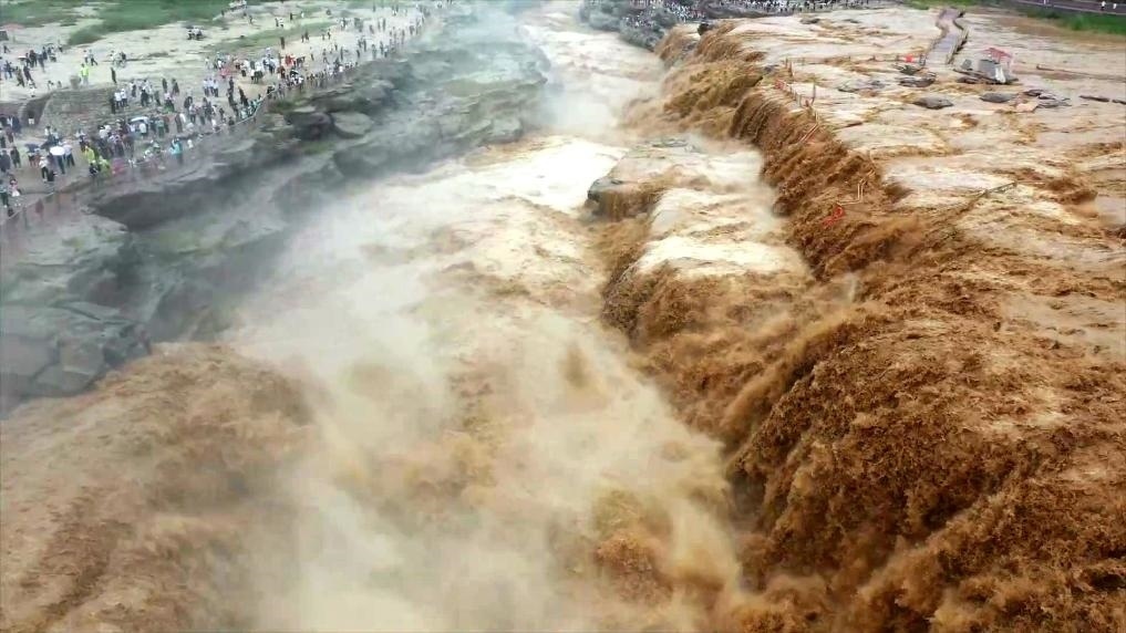 黃河壺口瀑布水量大增，出現(xiàn)壯美黃色瀑布群景觀。新華社發(fā) 呂桂明 攝
