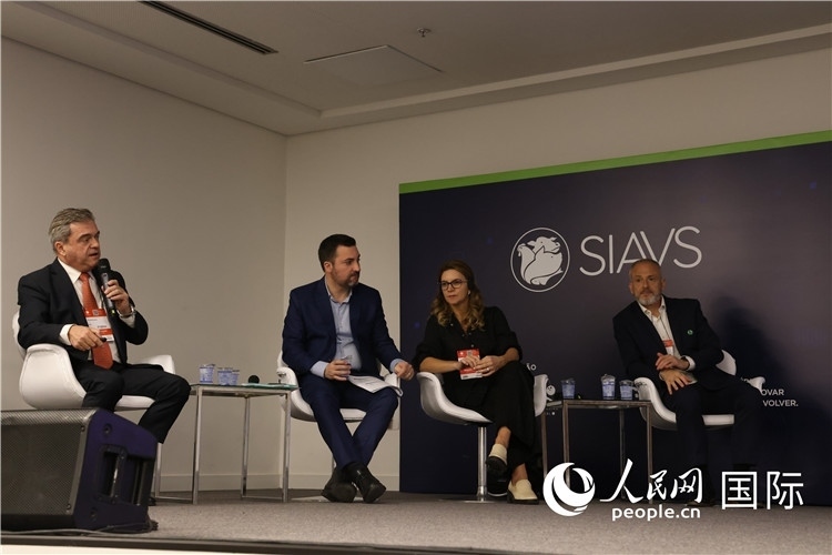 巴西動物蛋白協(xié)會高層管理人員在展覽會舉辦前接受外國記者采訪。 人民網(wǎng)記者 時元皓攝