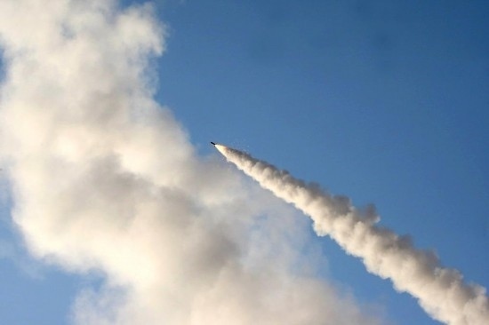 這張2011年6月28日在伊朗中部城市庫姆附近拍攝的照片顯示，一枚導(dǎo)彈在“偉大先知６”軍事演習中發(fā)射升空。新華社發(fā)