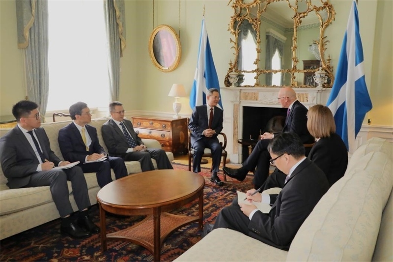 中國駐英國大使鄭澤光在愛丁堡會見蘇格蘭首席部長斯溫尼。中國駐英國使館供圖