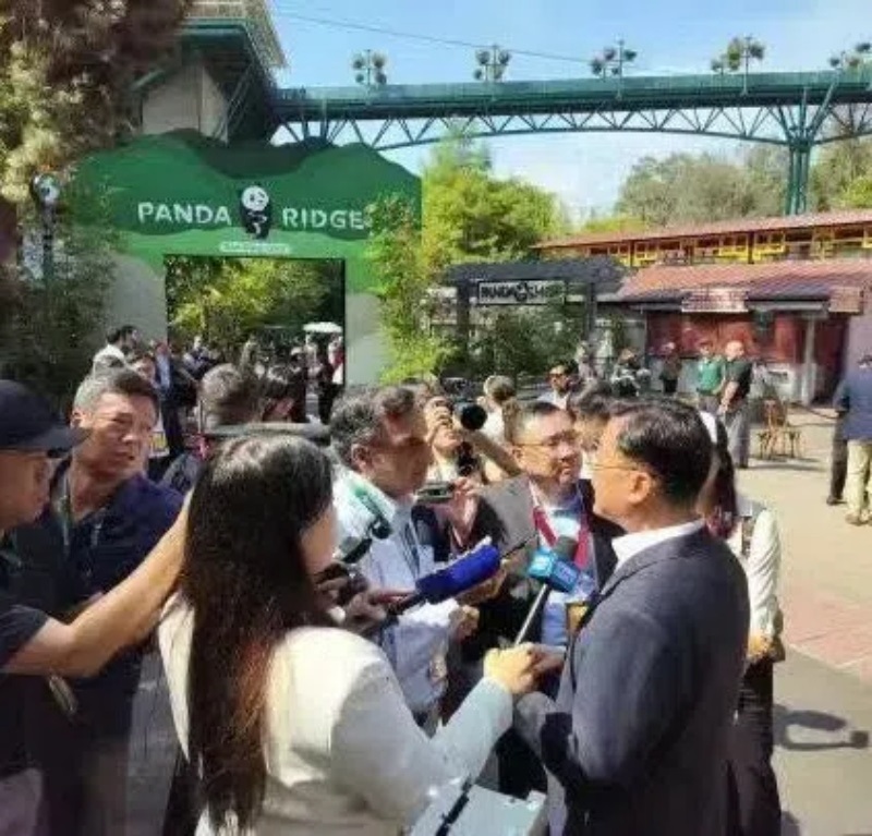 謝鋒大使現(xiàn)場(chǎng)接受記者采訪。中國(guó)駐美大使館供圖