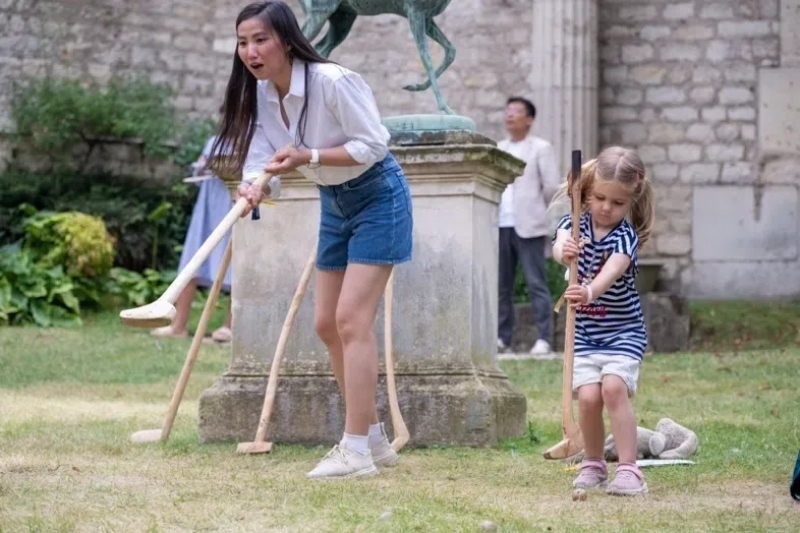 小朋友體驗捶丸游戲。巴黎