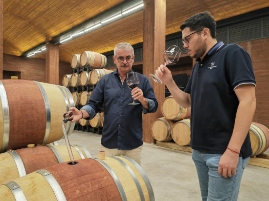  8月7日，尼古拉·格里馬（左）與同事在酒窖中。新華社記者 劉海 攝