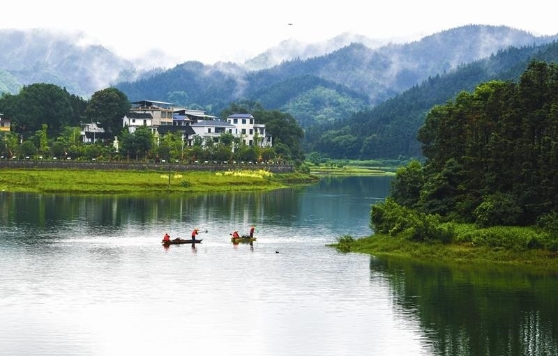 2024年6月5日，志愿者在湖南常寧市洋泉水庫清理水面漂浮物。