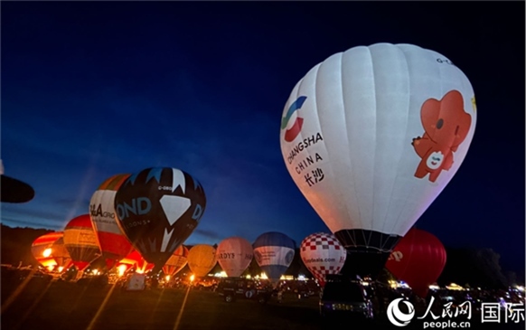 來(lái)自中國(guó)長(zhǎng)沙的定制熱氣球亮相布里斯托國(guó)際氣球節(jié)。人民網(wǎng)記者 余穎攝