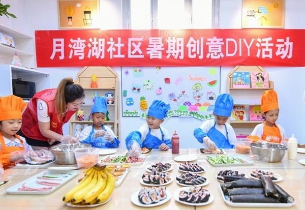 漯河市月灣湖社區(qū)青少年活動(dòng)室里，志愿者教孩子們做手工。 齊國霞攝