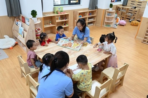 鄭州市金水區(qū)杜嶺街道工會專門開設(shè)了低幼兒童托管班。人民網(wǎng)記者王玉興攝