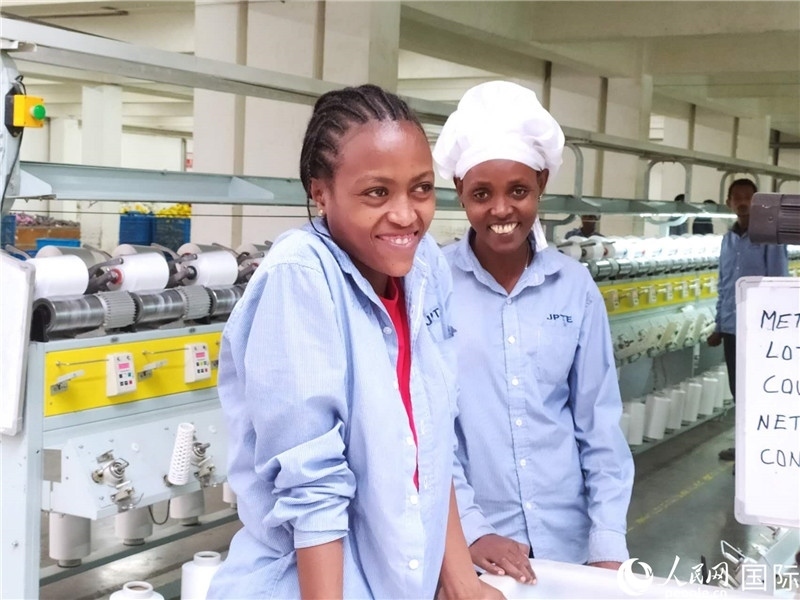 無錫金茂埃塞面料廠車間的當(dāng)?shù)嘏ぁＨ嗣窬W(wǎng)記者黃培昭攝