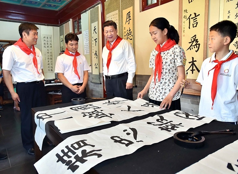2014年5月30日，習(xí)近平總書記來到北京市海淀區(qū)民族小學(xué)，參加慶祝“六一”國際兒童節(jié)活動。這是總書記觀看學(xué)生書寫的毛筆字。