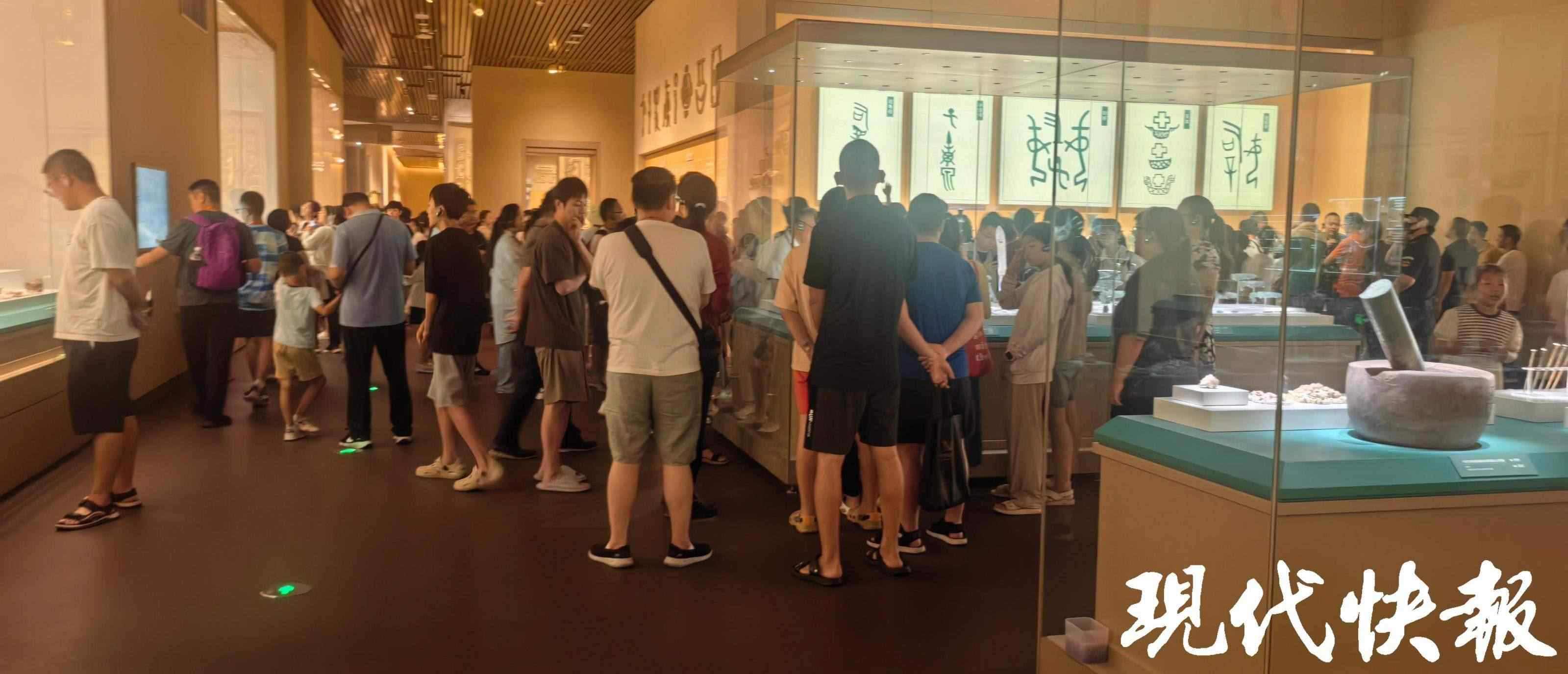 殷墟博物館新館內(nèi)的大客流