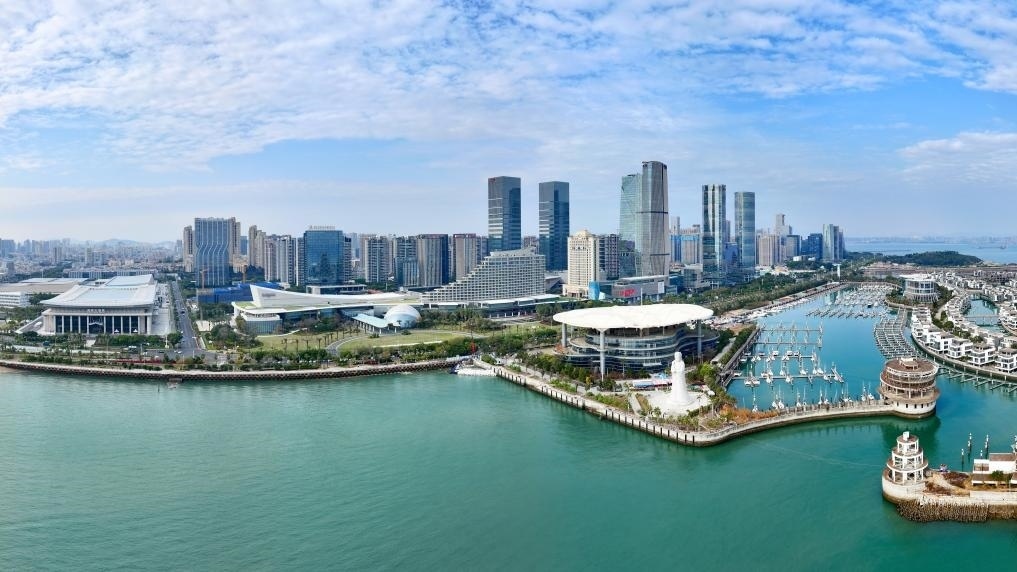 2024年1月24日拍攝的廈門國際會議中心、環(huán)島路一帶濱海城市景觀。新華社記者姜克紅攝