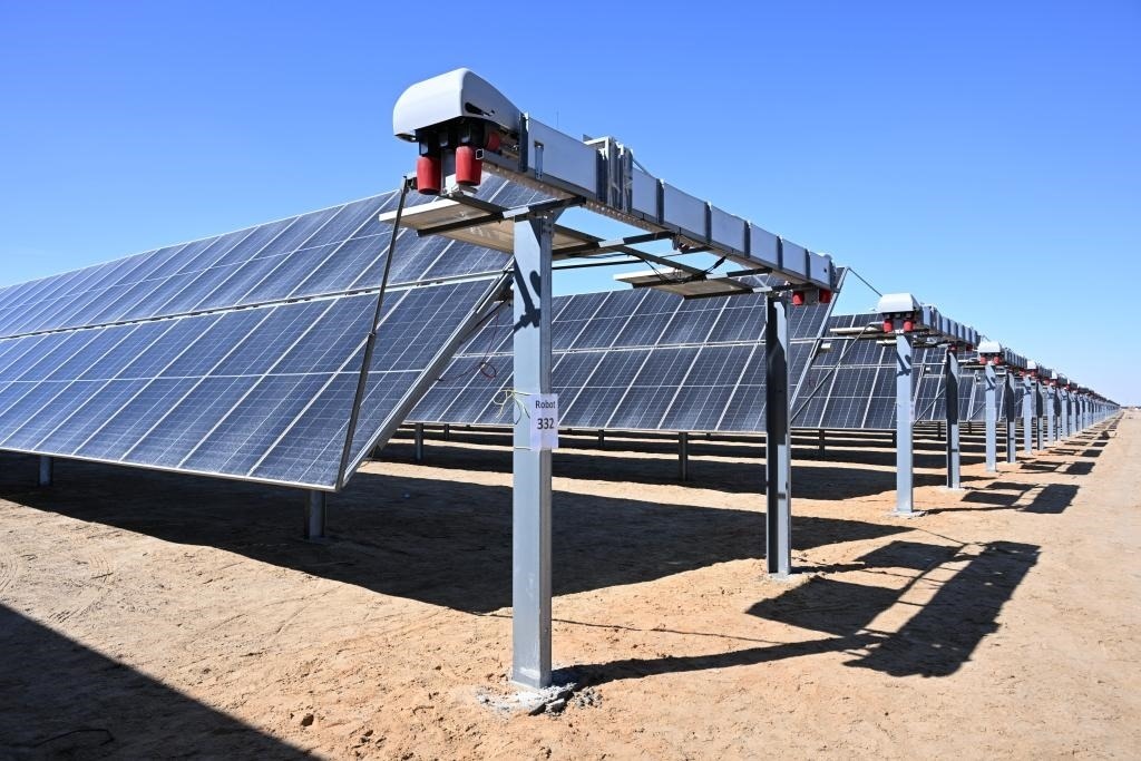 這是2023年3月18日在位于阿聯(lián)酋阿布扎比南部的艾爾達芙拉光伏電站拍攝的光伏板。新華社發(fā)（中國機械設備工程股份有限公司阿布扎比分公司供圖）