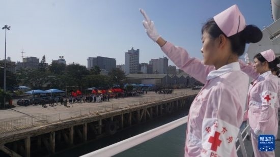 當(dāng)?shù)貢r(shí)間8月16日上午10時(shí)許，執(zhí)行“和諧使命-2024”任務(wù)的中國(guó)海軍“和平方舟”號(hào)醫(yī)院船圓滿結(jié)束對(duì)莫桑比克的訪問(wèn)，駛離馬普托港，前往本次任務(wù)第五站南非。新華社發(fā)（曹春耀 攝）