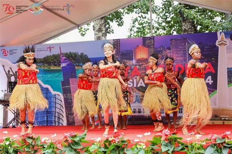 印尼在華留學生表演民族特色舞蹈。