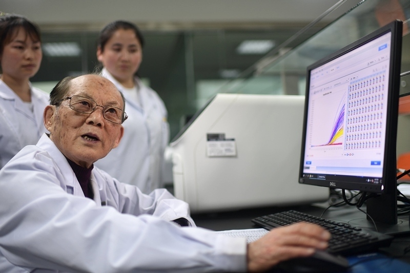 2021年6月17日，吳天一（前）在青海西寧的實(shí)驗(yàn)室內(nèi)和學(xué)生討論。