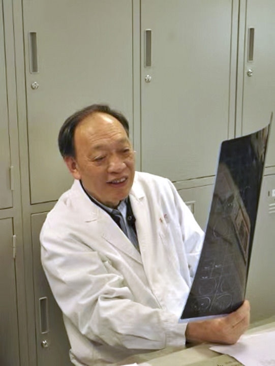 復(fù)旦大學(xué)附屬華山醫(yī)院感染科終身教授翁心華在工作（資料照片）。 新華社發(fā)