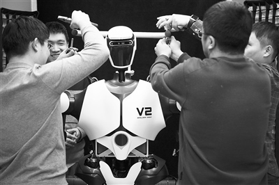 科研人員在調(diào)試機器人。新華社記者 金立旺攝