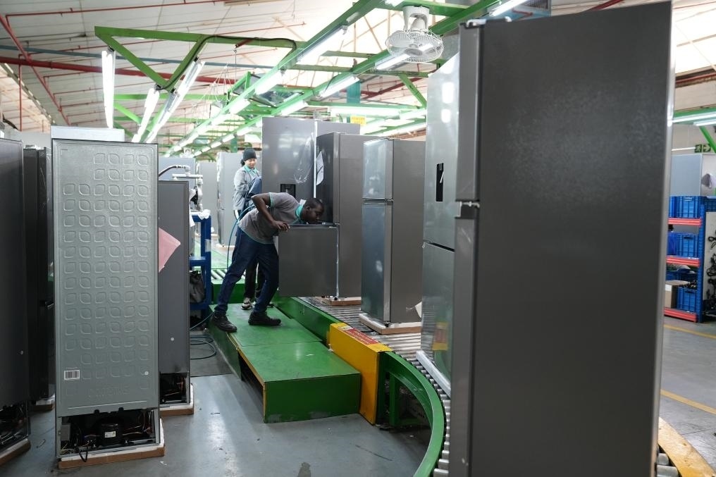 8月14日，在南非開(kāi)普敦，當(dāng)?shù)貑T工在海信南非工業(yè)園的冰箱生產(chǎn)線上工作。新華社記者王雷攝