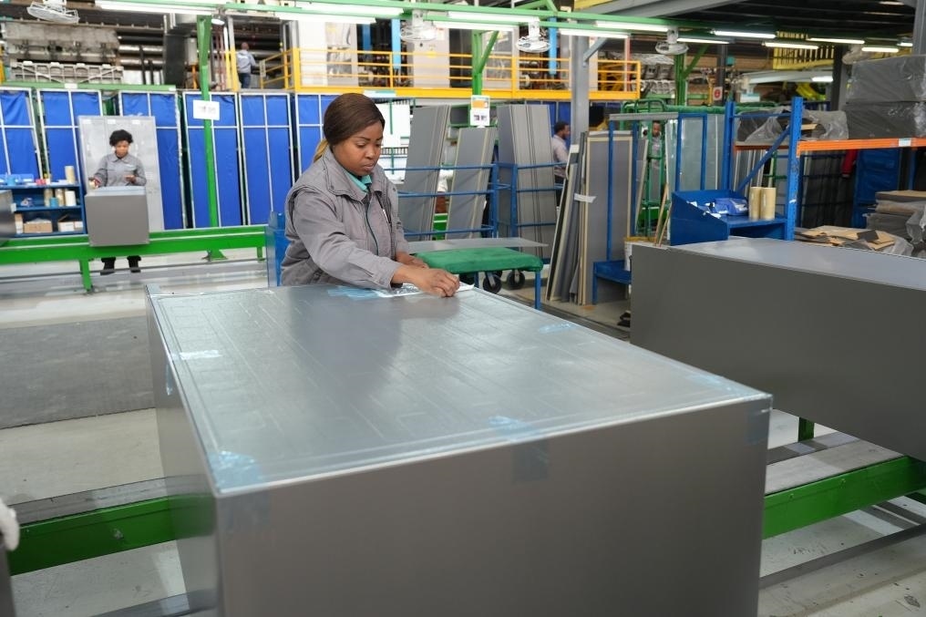 8月14日，在南非開(kāi)普敦，當(dāng)?shù)貑T工在海信南非工業(yè)園的冰箱生產(chǎn)線上工作。新華社記者王雷攝