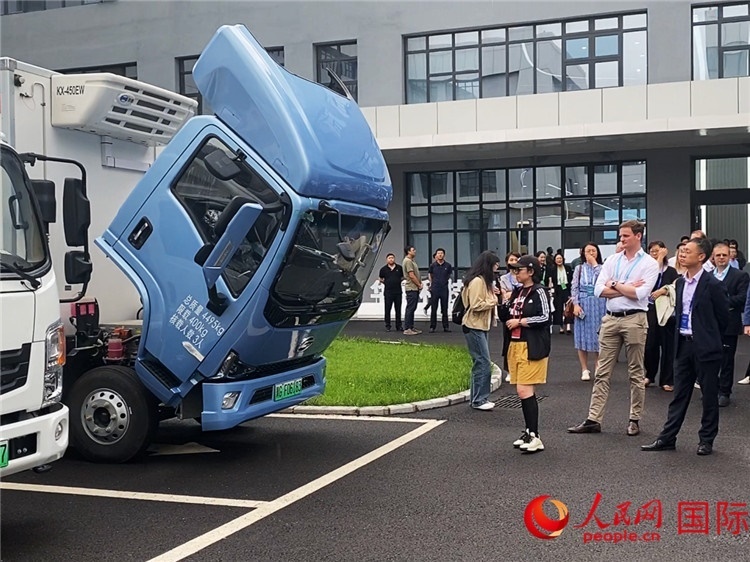 于民向駐華外交官和國際組織駐華代表介紹燃料電池車型。人民網(wǎng)記者 于洋攝