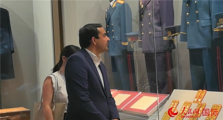 毛里求斯民議會議長阿德里安·夏爾·杜瓦爾參觀中國共產(chǎn)黨歷史展覽館。人民網(wǎng) 鐘文興攝