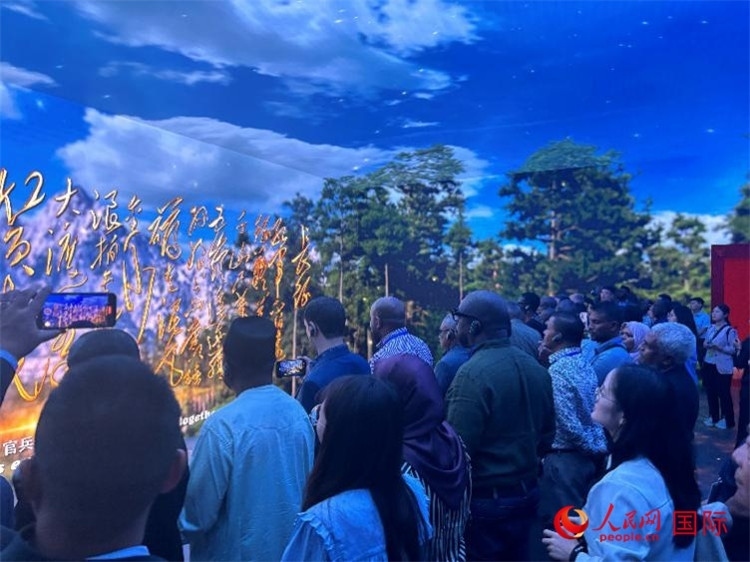 代表團(tuán)在全景影院中感受長(zhǎng)征場(chǎng)景。人民網(wǎng) 曹欣悅攝