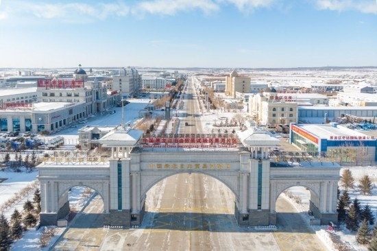 這是2024年1月31日拍攝的中國（黑龍江）自由貿易試驗區(qū)黑河片區(qū)（無人機照片）。五年來，中國（黑龍江）自由貿易試驗區(qū)將“試驗田”種成“高產田”，以全省萬分之三的面積，貢獻了全省約五分之一的實際使用外資和七分之一的外貿進出口，在對外合作、降低物流成本、培育特色產業(yè)和新業(yè)態(tài)新模式等方面深入探索，成功產出超過300項制度創(chuàng)新成果。