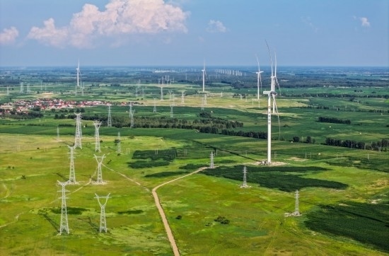 這是2024年7月19日拍攝的內蒙古通遼238萬千瓦風電項目（無人機照片）。此項目每年可將75億千瓦時清潔電能經扎魯特—青州±800（千伏）直流特高壓外送通道送至山東地區(qū)消納，相當于滿足受端地區(qū)超過300萬戶居民家庭用電需求，節(jié)約標煤261萬噸，減少二氧化碳排放634萬噸。