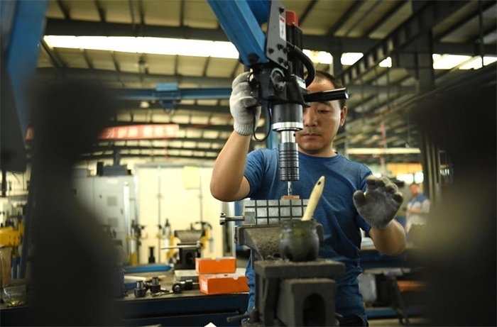 2024年7月30日，在長春吉林通用機械（集團）有限責任公司模具裝配生產(chǎn)線，鉗工在進行攻絲操作。近年來，吉林通用機械（集團）有限責任公司通過數(shù)字化改造、智能化升級提高生產(chǎn)效率，提升產(chǎn)業(yè)競爭力，已成為全球鋁加工汽車輕量化零部件知名供應(yīng)商，為奧迪、大眾、寶馬、奔馳、保時捷等多家品牌主機廠供應(yīng)零件。新華社記者柳文惠攝