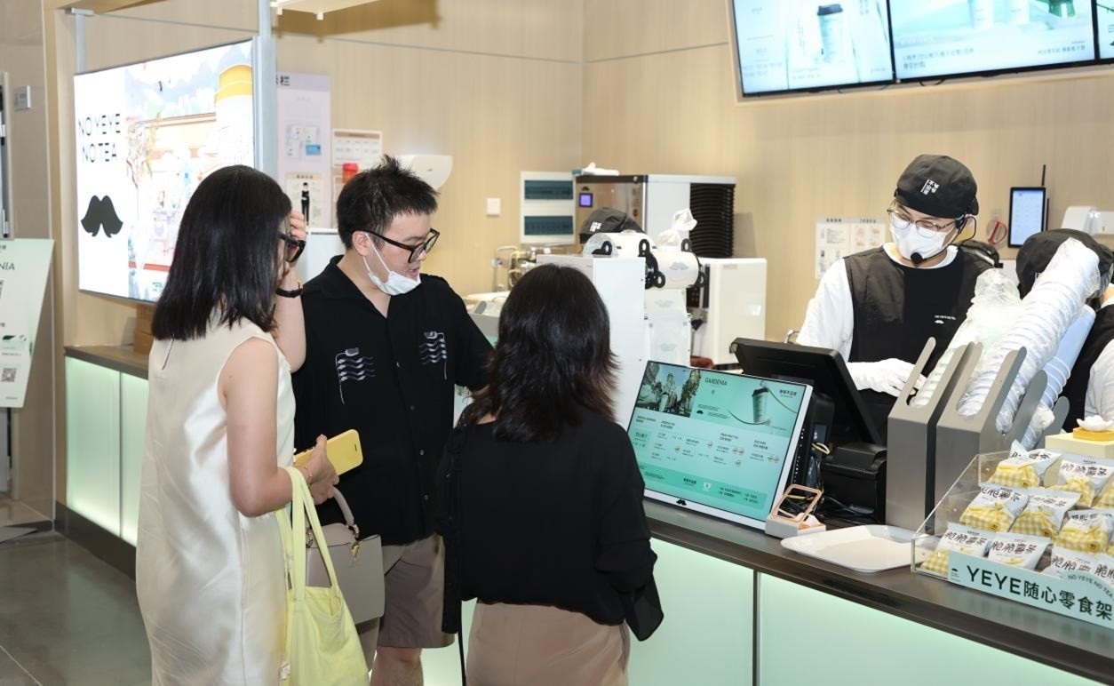 “爺爺不泡茶”奶茶品牌店。人民網(wǎng) 王戰(zhàn)雄攝