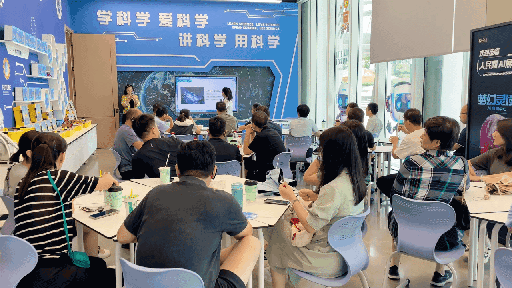 研學(xué)團(tuán)成員在AI研學(xué)培訓(xùn)區(qū)學(xué)習(xí)。人民網(wǎng) 王戰(zhàn)雄攝