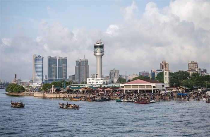 這是2023年12月29日拍攝的坦桑尼亞達累斯薩拉姆漁港。新華社記者王冠森攝