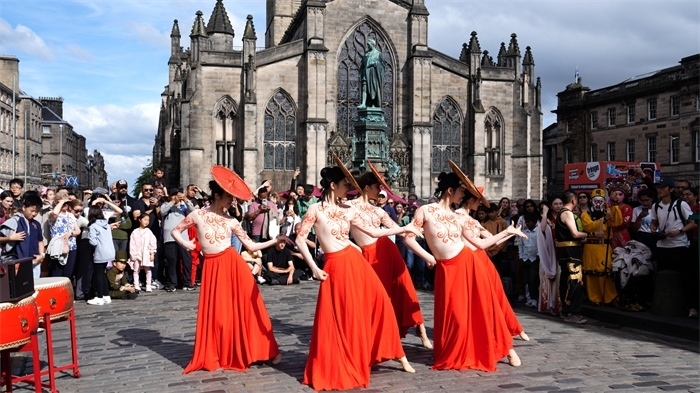 《長城魂》的演員在愛丁堡皇家一英里街頭演出。主辦方供圖