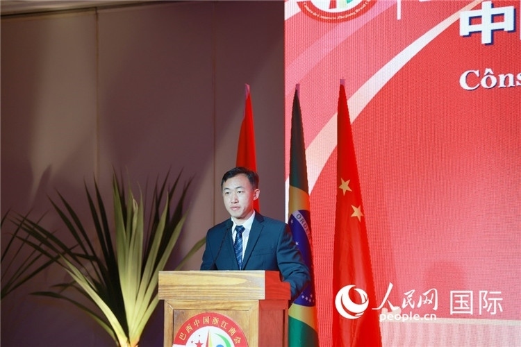 中國駐里約熱內(nèi)盧代總領(lǐng)事王海濤在典禮中致辭。人民網(wǎng)記者 陳海琪攝