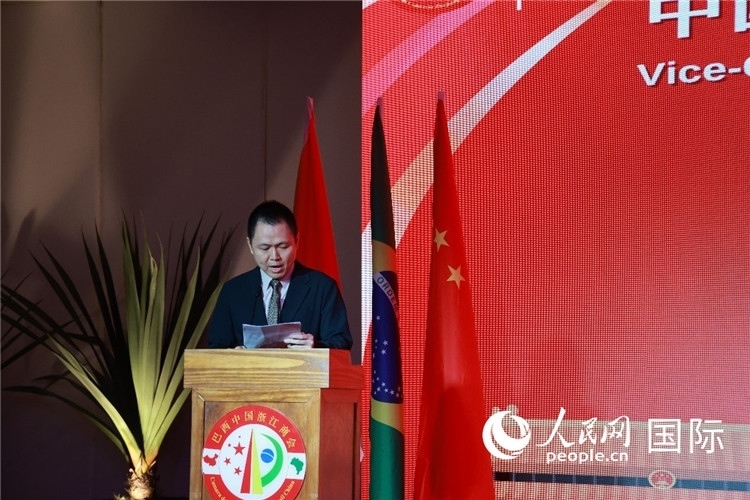 中國駐里約總領(lǐng)館副總領(lǐng)事王尉育宣讀賀電。人民網(wǎng)記者 陳海琪攝