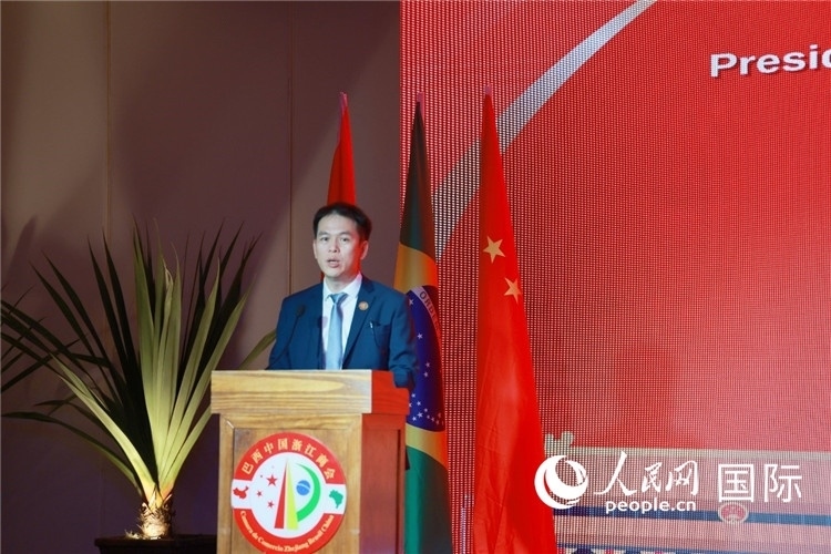 巴西中國浙江商會執(zhí)行會長陳翔廣宣讀賀電。人民網(wǎng)記者 陳海琪攝