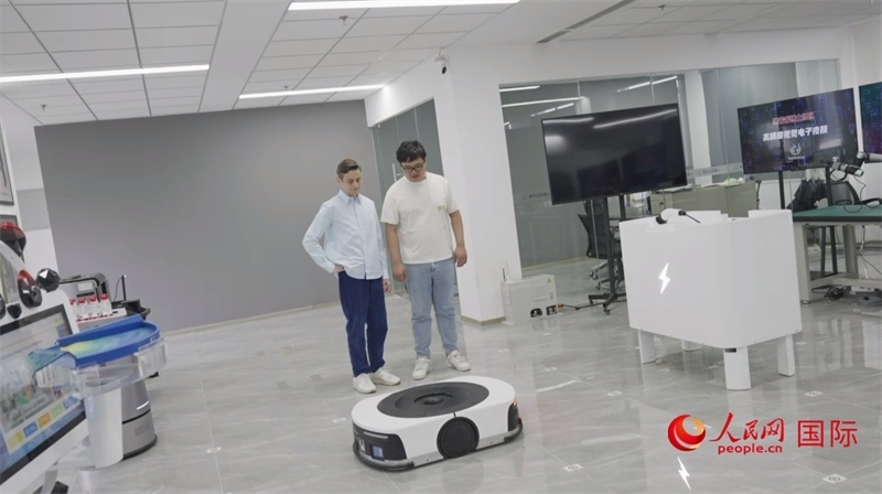 睿樂達(dá)機(jī)器人充電停車場。人民網(wǎng)記者 張榮攝