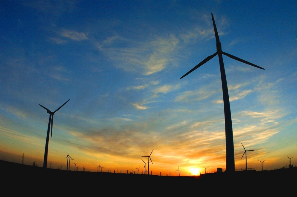 2005年，吉林省白城市通榆縣境內(nèi)幾十部風(fēng)力發(fā)電機(jī)組在工作。新華社發(fā)