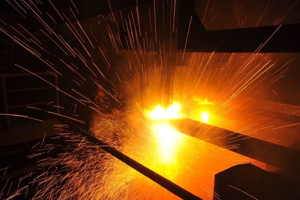 2015年3月10日，東北特鋼集團(tuán)大連基地生產(chǎn)的合金鋼連鑄坯進(jìn)行定尺切割。新華社發(fā)