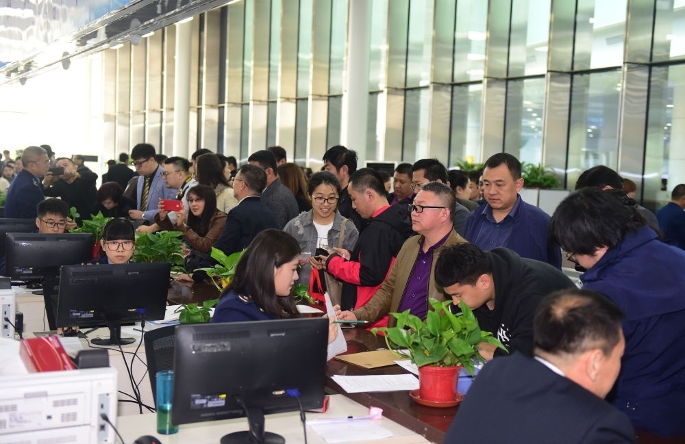 2017年4月10日，中國（遼寧）自由貿(mào)易試驗(yàn)區(qū)沈陽片區(qū)揭牌當(dāng)日，眾多企業(yè)咨詢注冊。新華社記者楊青攝