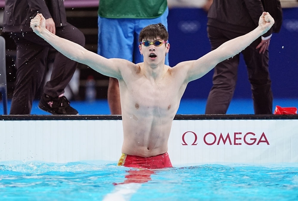 中國選手潘展樂在巴黎奧運會游泳男子100米自由泳決賽后慶祝奪冠及打破世界紀錄（2024年7月31日攝）。新華社記者 杜宇 攝