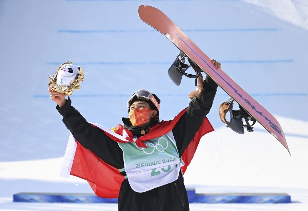 蘇翊鳴在北京2022年冬奧會單板滑雪男子大跳臺決賽奪冠后慶祝（2022年2月15日攝）。新華社記者 黃宗治 攝